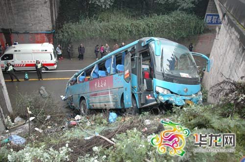 沪昆高速贵州段旅游大巴途中起火图片