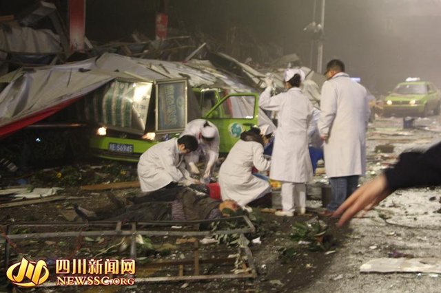 高清图—泸州市江阳区摩尔玛商场发生爆炸 现场惨烈20131226