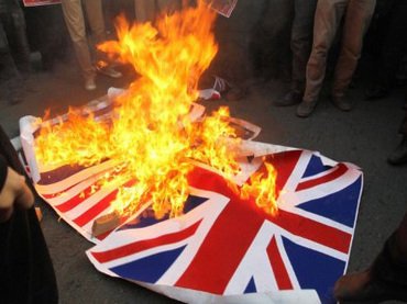 伊朗示威者11月29日在英国驻伊朗大使馆外焚烧英国国旗.