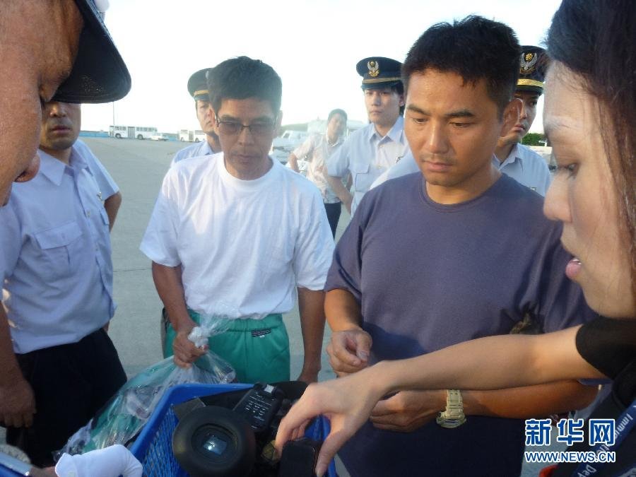 香港市民带鲜花欢迎首7名保钓人士顺利返