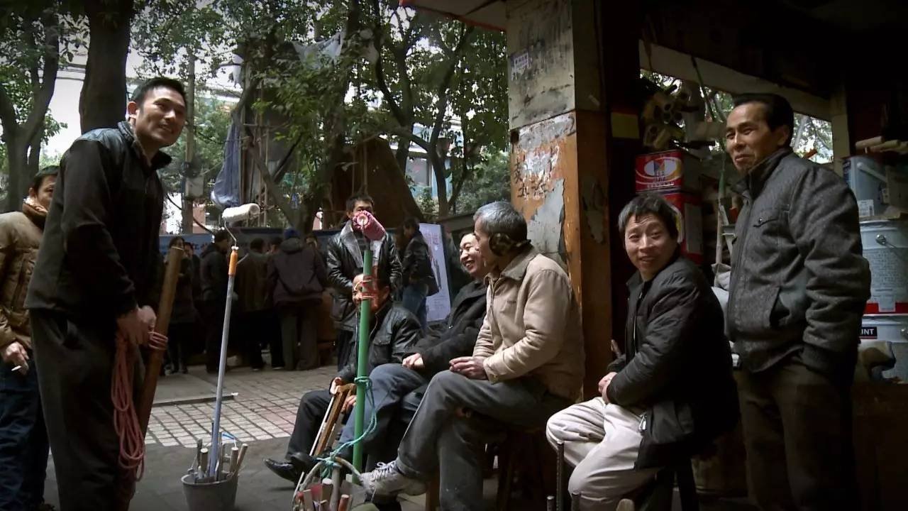 《最后的棒棒》剧照,棒棒们在街头等待雇主。 《最后的棒棒》剧照,棒棒们在街头等待雇主。