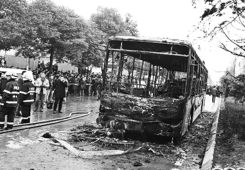 公交车被烧得只剩框架