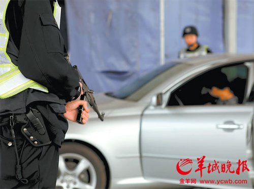 广州交警在设卡查车、酒驾检查、夜间执勤、高速路段执勤时可配枪上岗 羊城晚报记者黄巍俊摄