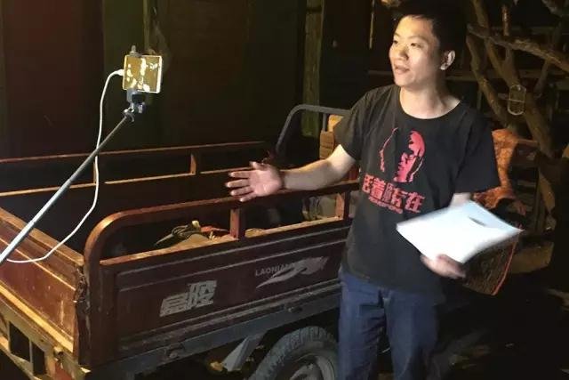 接受采访的胡小海。 接受采访的胡小海。