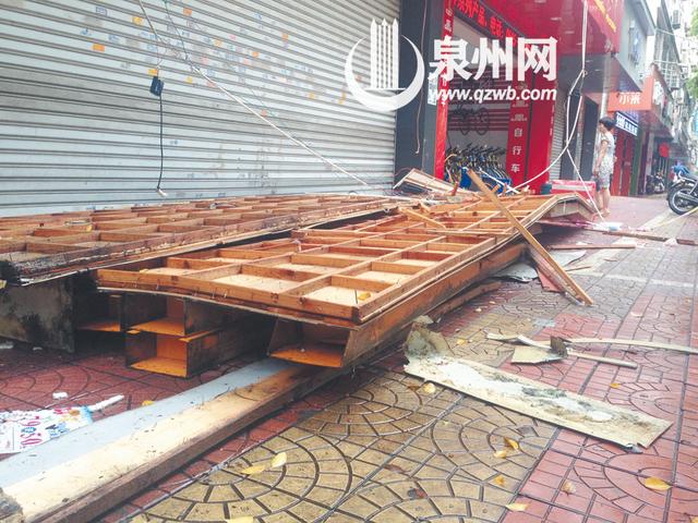 10米长广告牌坠落 8岁男童目睹妈妈被砸死(图)