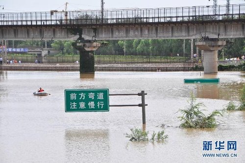 暴雨致京港澳高速严重积水 百余农民工全力施救