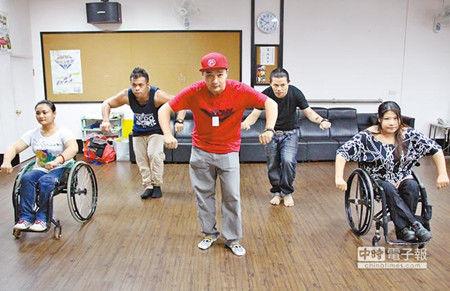 台湾小儿麻痹症患者跳"轮椅街舞" 阿伯变潮男