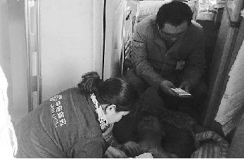 孤寡老人昏倒家中女邮递员发现及时施救_新闻_