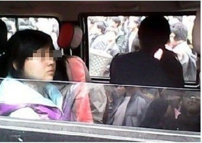 贵州13岁女孩水泼乡干部被拷走 官方称其打人