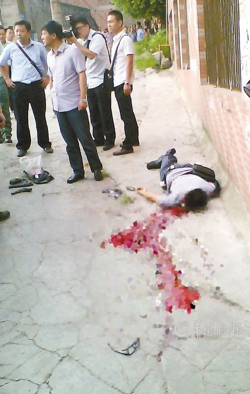民警开枪击中周克华腰部8月14日,周克华被击毙(手机拍摄)新华社发