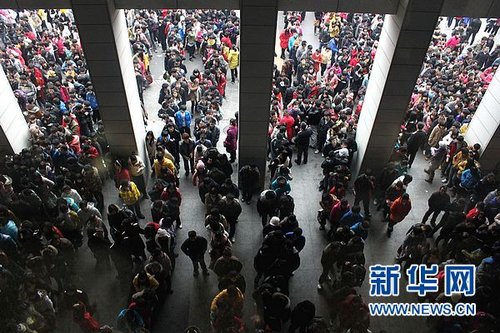 铁路部门提示：网络登陆难可选择其他方式购票