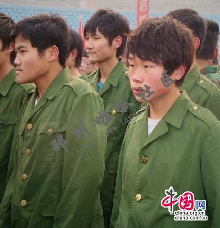 江苏邳州万人长跑 公务员穿羽绒服学生单薄外套