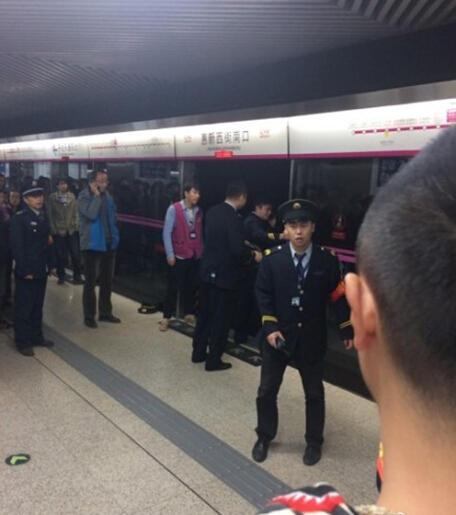 北京一女孩被地铁门夹死 身上多处骨折