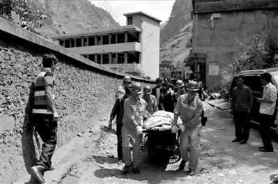 云南官方要求确保80名遇难者今天内安葬