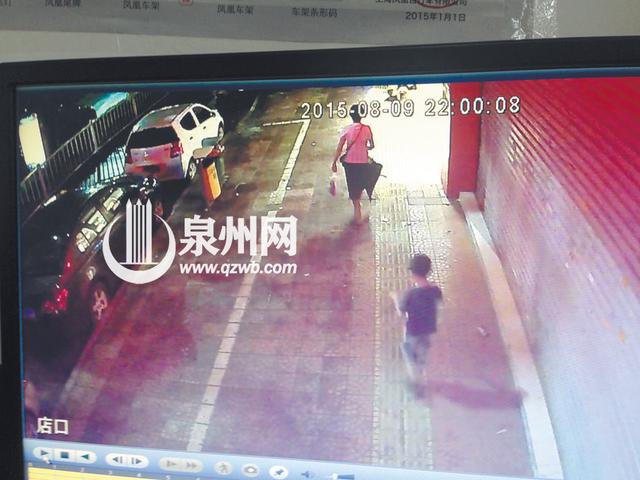 10米长广告牌坠落 8岁男童目睹妈妈被砸死(图)