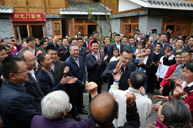 李克强考察震后重建的芦山二中：要建最坚固校舍