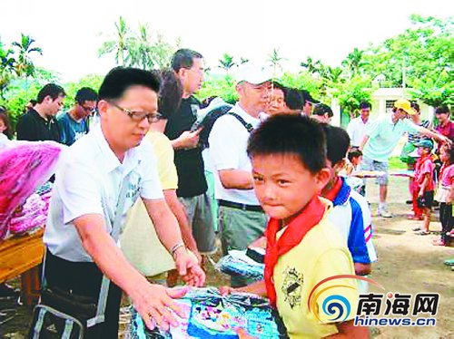 周末,海南驴友结伴多背一公斤去远足!