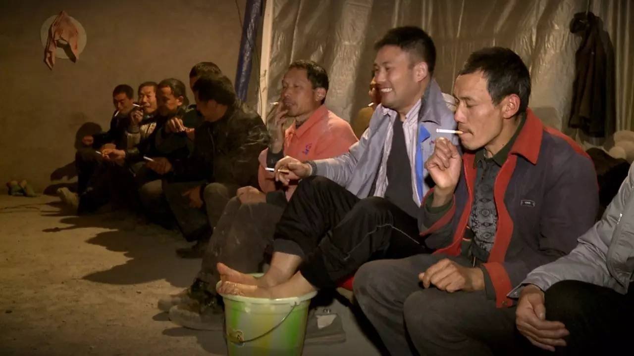 《最后的棒棒》剧照,何苦和棒棒们在建筑工地干活。 《最后的棒棒》剧照,何苦和棒棒们在建筑工地干活。