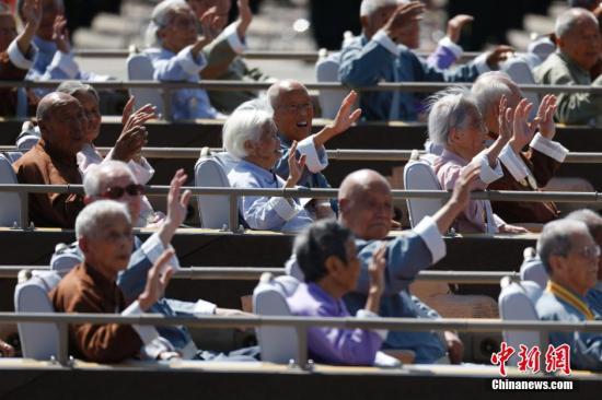 阅兵口号变迁:从共和国万岁到为人民服务