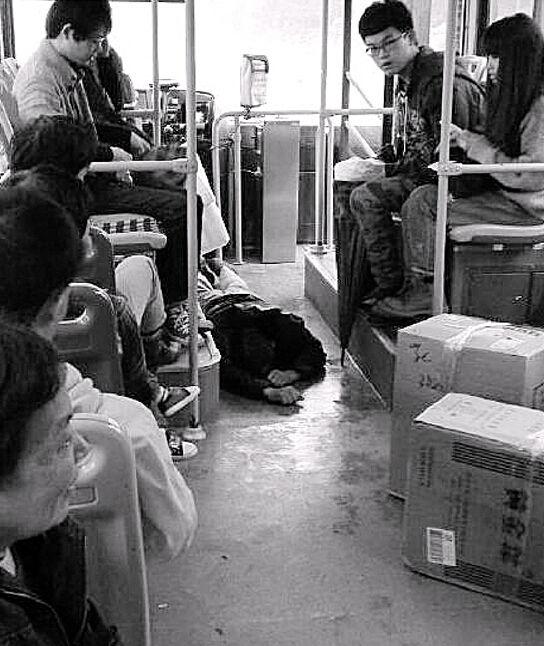 公交司机扶醉汉遭遇碰瓷 全车乘客留下作证(图)