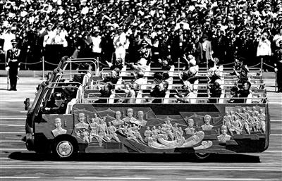 老兵方阵敞篷车上浮雕讲述抗战老兵真实故事