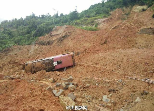 台湾旅游大巴遇山体滑坡致1死 22人从天窗逃出