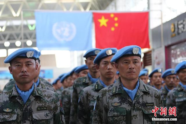 中国第三批赴马里维和部队援建中马友谊足球场