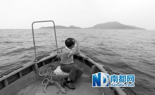 <p> 10月9日中午,李宗岑在海面上眺望自己承包了20年的南鹏岛。当地政府为收回南鹏岛将他告上法庭,一审判决认定当初的承包合同无效。</p>