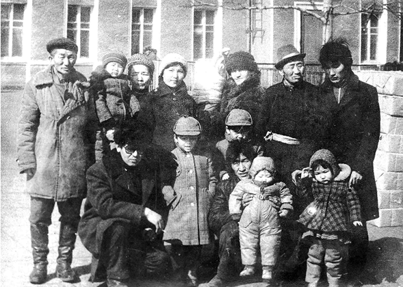 ▲1984年3月奥永的亲戚在乌兰巴托火车站为徐洪慈一家送行。 ▲1984年3月奥永的亲戚在乌兰巴托火车站为徐洪慈一家送行。