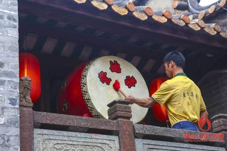 实拍佛山村落冬至祭祖 集体穿马褂向祖先叩首(图)