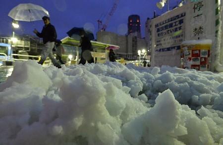 日本大部分地区普降大雪并伴有强风。