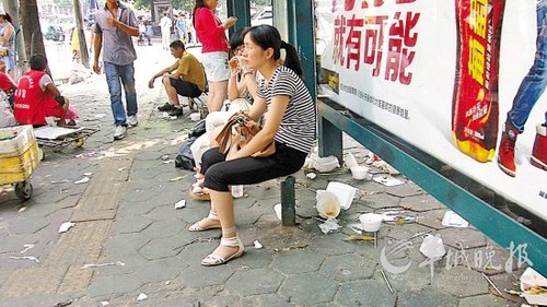 沙河大街公交站一带垃圾成堆