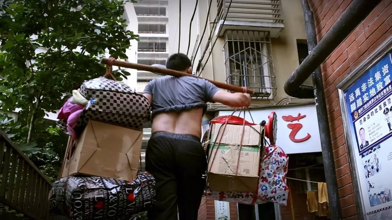 《最后的棒棒》剧照,何苦为雇主搬家。 《最后的棒棒》剧照,何苦为雇主搬家。