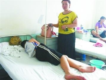 男孩吃烤鸭后食物中毒 老猫吃碎骨头倒地死亡【图】