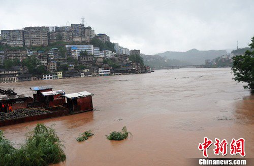 四川平昌遭遇暴雨袭击 县城进水学校被淹