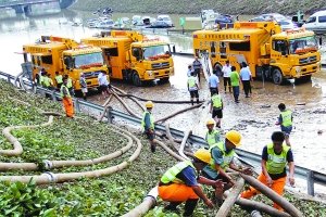 京港澳高速已排险40余小时 预计上午可通车(图)