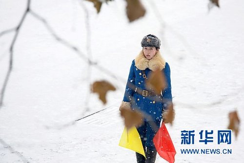 12月28日,一名女交警在朝鲜首都平壤街头执勤。