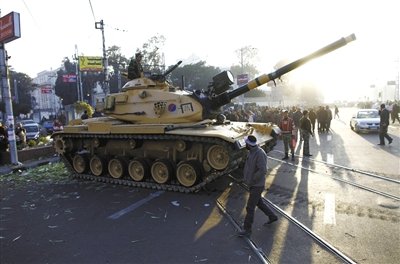 埃及出动坦克保卫总统府 民众混战致5死644伤