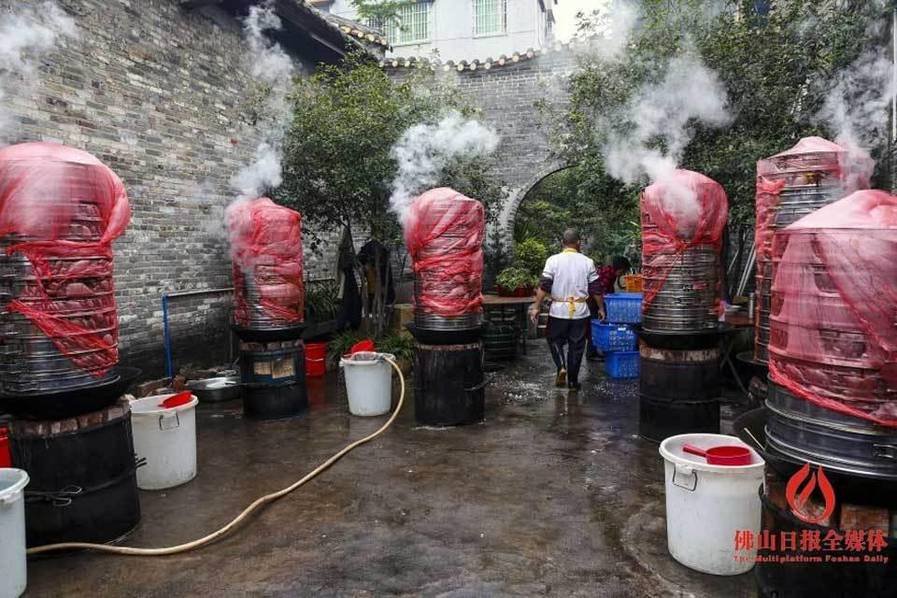 实拍佛山村落冬至祭祖 集体穿马褂向祖先叩首(图)