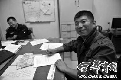 小偷得手后跳窗逃走 见被紧追当街抛撒7400元