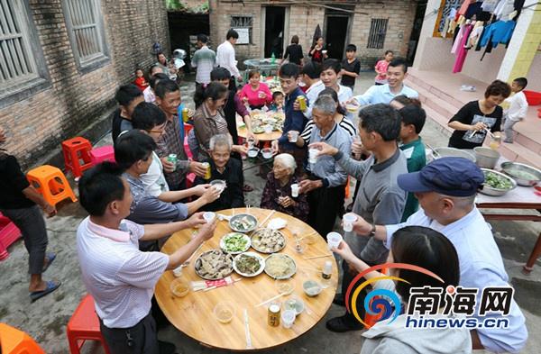 百岁夫妻五代同堂 超百名子孙春节共吃团圆饭