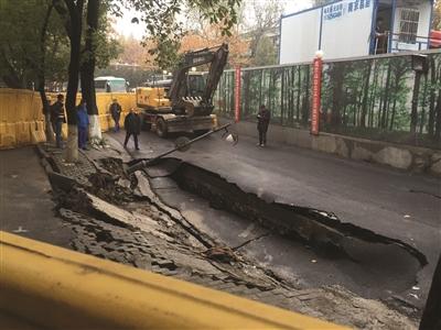 南京一路段1月5次塌陷 记者追问被踢出聊天群