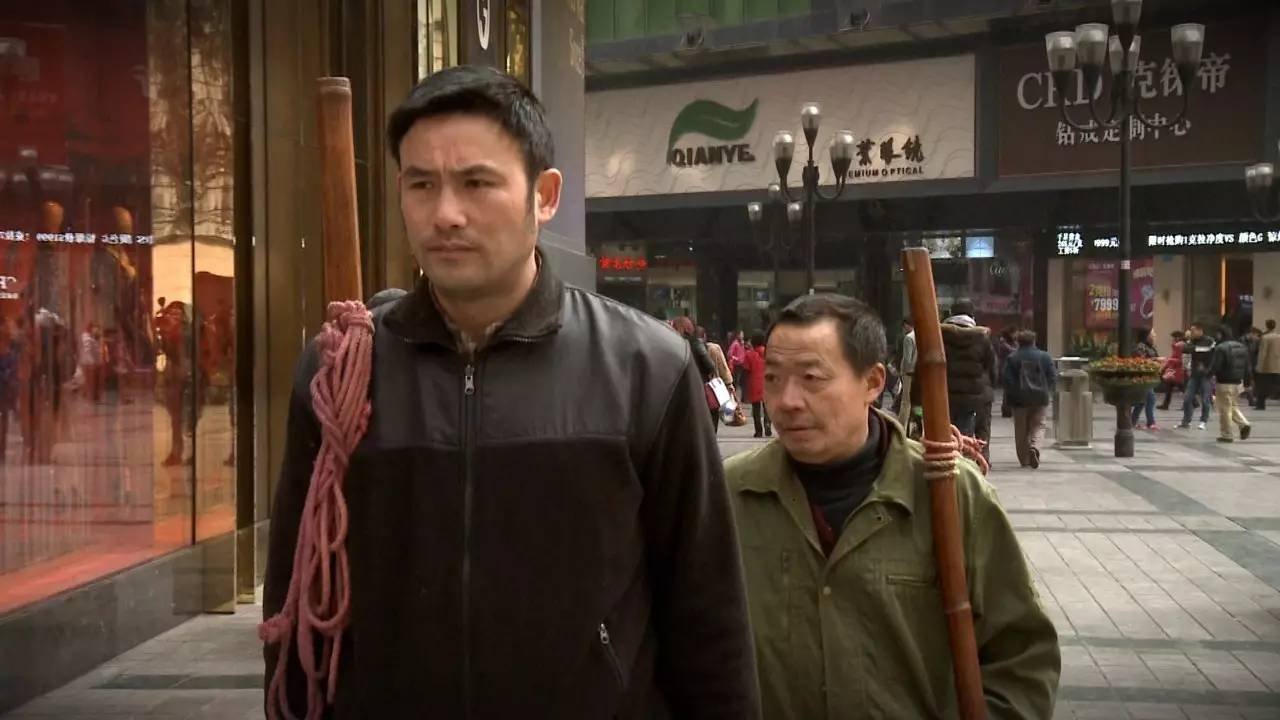 《最后的棒棒》剧照,师傅老黄(右)与纪录片导演何苦。 《最后的棒棒》剧照,师傅老黄(右)与纪录片导演何苦。