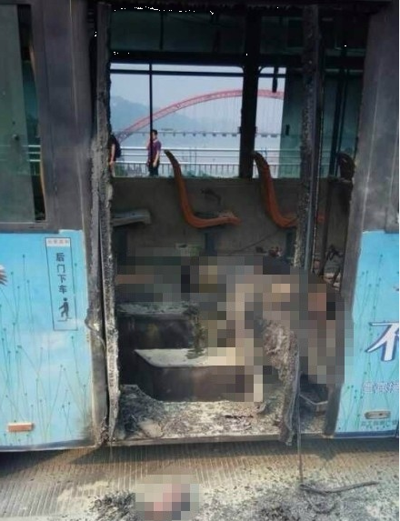四川宜宾一公交车发生爆燃 至少1人死亡(图) 