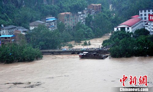 四川平昌遭遇暴雨袭击 县城进水学校被淹