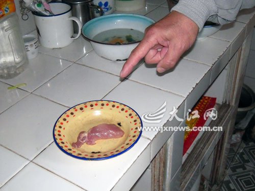 居民买到“夜光肉” 疑猪饲料中含磷超标所致