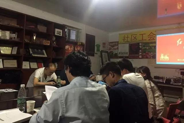 文学小组在会议室进行讨论。 文学小组在会议室进行讨论。