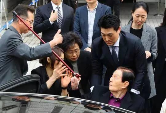 乐天与安倍关系密切 遭韩国人质疑姓日还是姓韩