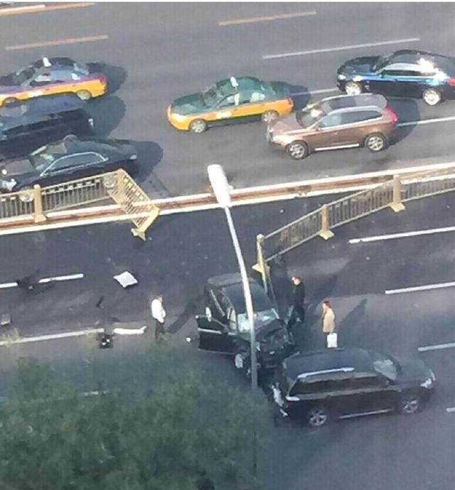 组图:北京长安街奥迪车失控撞断黄金栏杆
