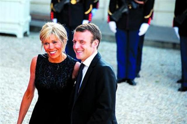 法国部长偕年长20岁妻子亮相 妻子系其高中老师(图)